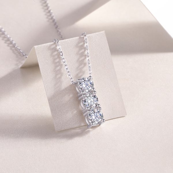 25d30afd-f286-40f3-a482-46db06a8e798.jpg One-character Circle - A Fashionable And Light Luxury Jewelry Pendant Necklace Set With Top-quality Moissanite, S925 Silver Plated Platinum