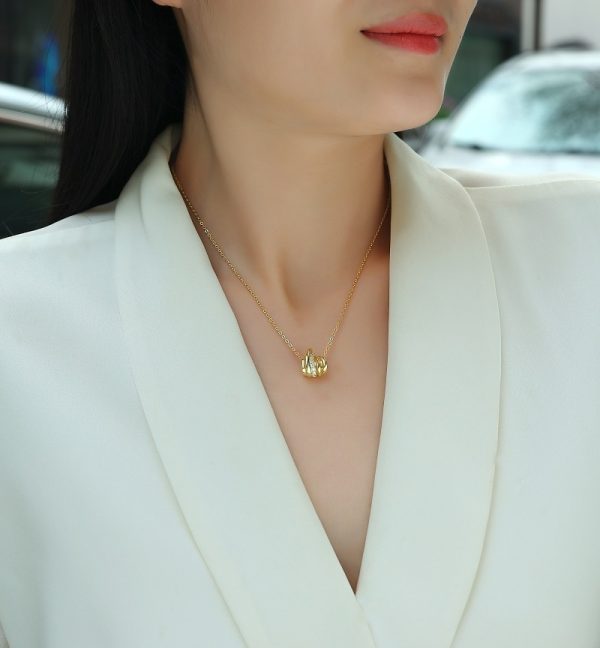 4a9a743a-0a75-45a3-a266-2b9d2716f17c.jpg Snake Knot - A Fashionable And Trendy Necklace Pendant Set With Top-quality Moissanite S925 In Silver And Gold-plated. It Can Be Tested With A Diamond Pen