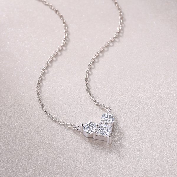 Love In The Present - A Fashionable And Trendy Necklace Pendant Set With Top-quality Moissanite S925 Silver And Platinum Plating Can Be Tested With A Diamond Pen