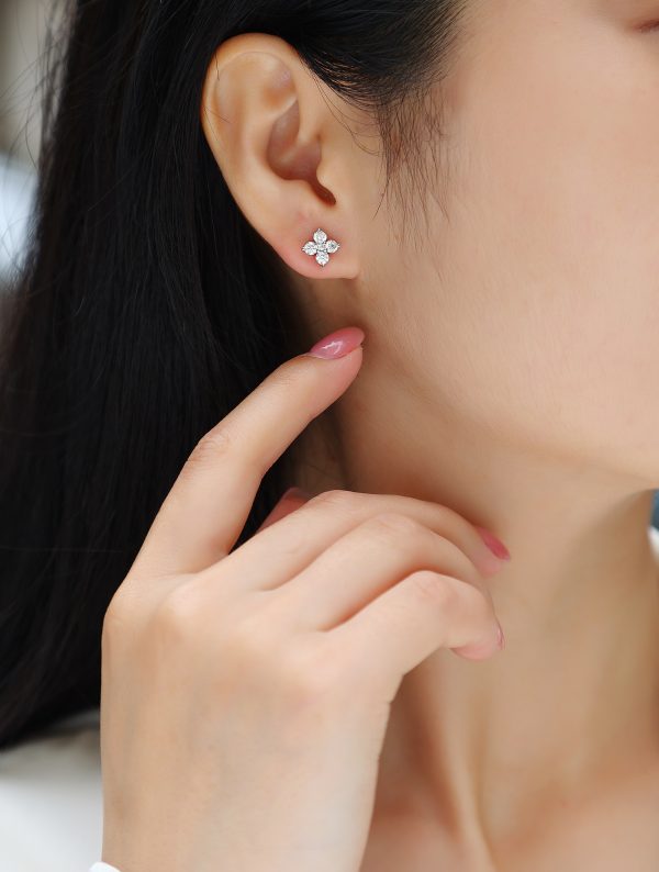 9a795cf9-a61e-4580-9031-11f23c56dd93.jpg Sweetheart French - Earrings Set With Top-quality Moissanite S925, Silver And Platinum-plated Stud Earrings, A Fashionable And Trendy Accessory That Can Be Tested With A Diamond Pen